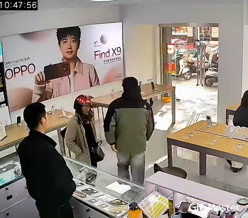 “被惯坏了！”手机店里，一名男孩带着母亲来求购新手机，没想到，因为没能如愿购买新