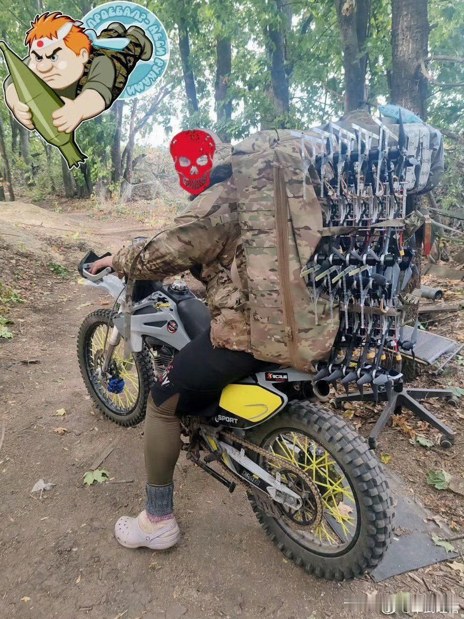 以前打仗运弹药枪支，现在打仗运无人机一名俄罗斯士兵骑着摩托车穿越森林往前线运补
