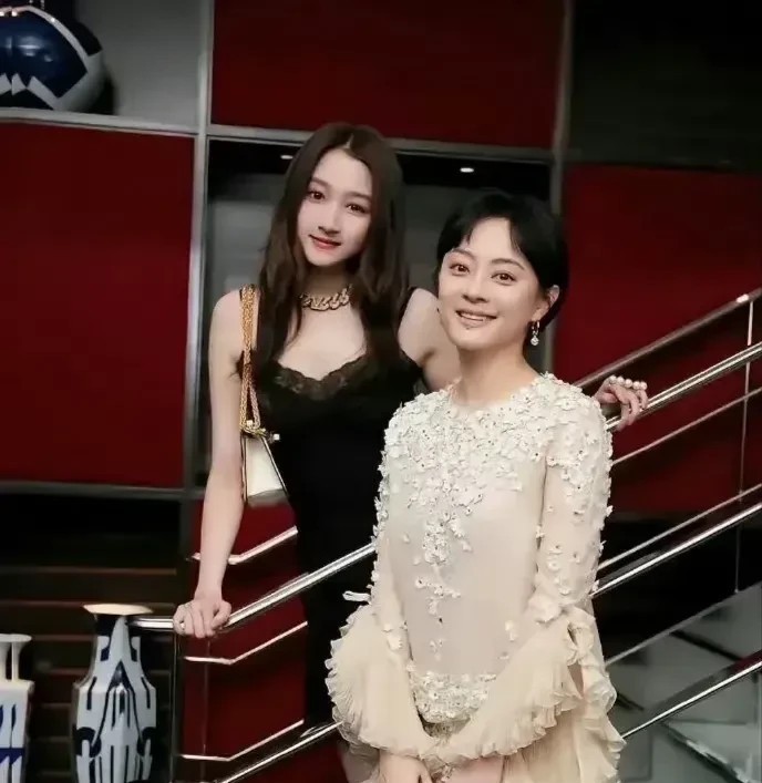 两人合照，才知道谁最漂亮。