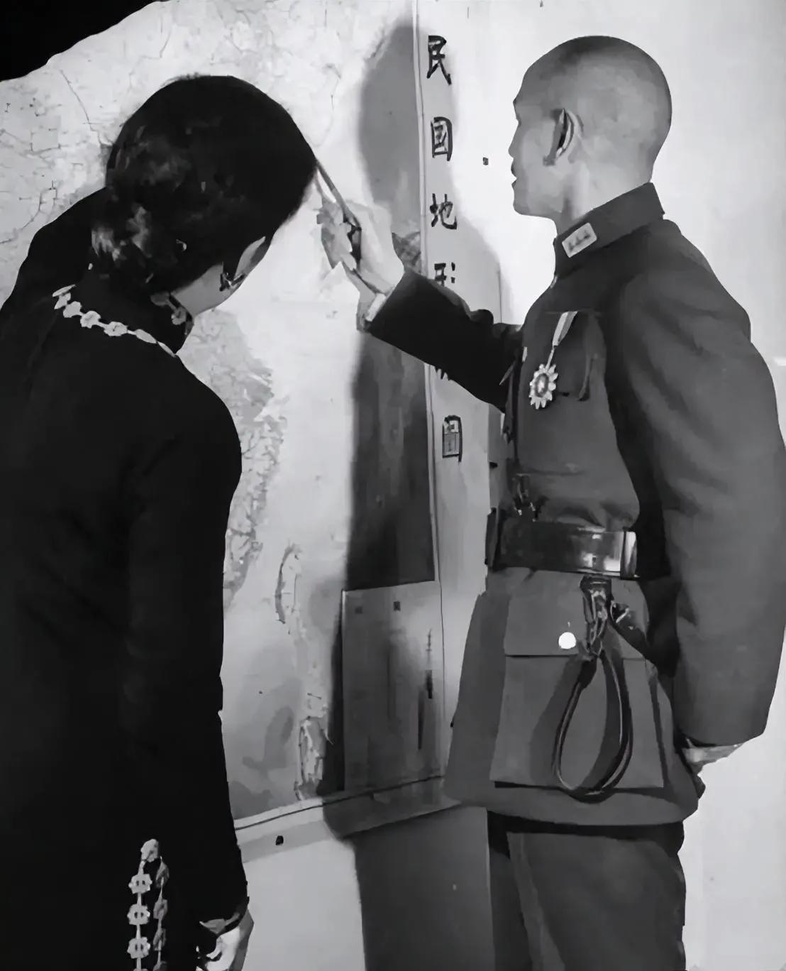 这是蒋介石两口子在看中华民国形势图，也真是难得的一张照片。看看蒋介石