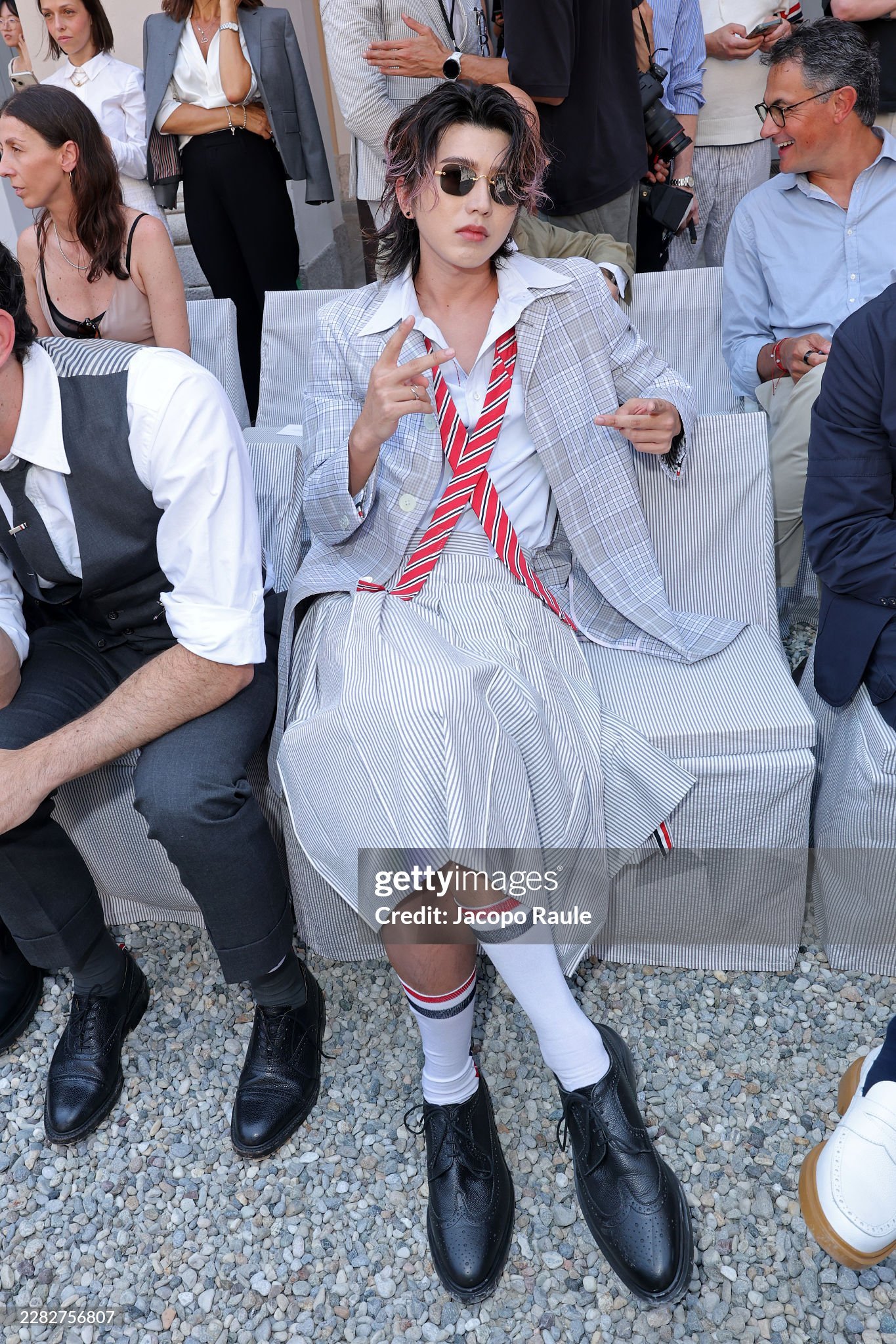 蔡徐坤亮相米兰男装周ThomBrowne2027春夏男装大秀G社生图，状态太