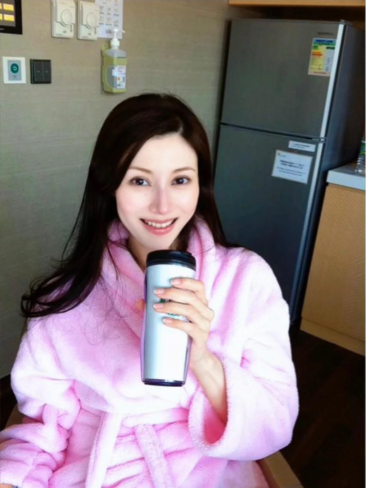 你敢信？这是李嘉欣产后素颜照！第一美女不是吹嘘的！要知道李嘉欣生孩子的时候已经