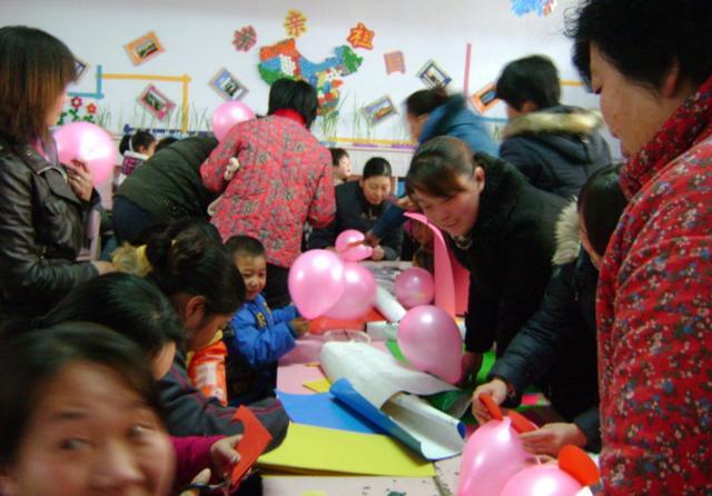 去幼儿园参加亲子活动却被孩子嫌弃, 只因自己没打扮