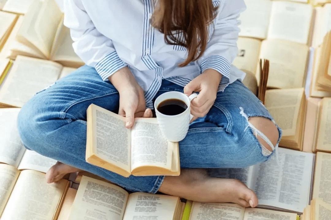 近日，南海仙宾礁上演了一出“渔民持刀”的危险闹剧。这看似鲁莽的背后，实则是菲律宾