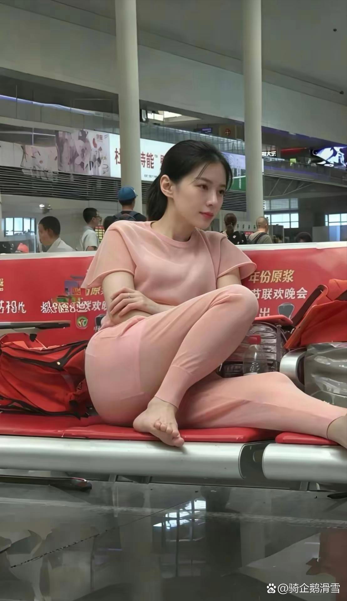 居然真刷到无码图了，看来大伙之前的直觉都没出错。什么公德私德暂且不提，奉劝部分