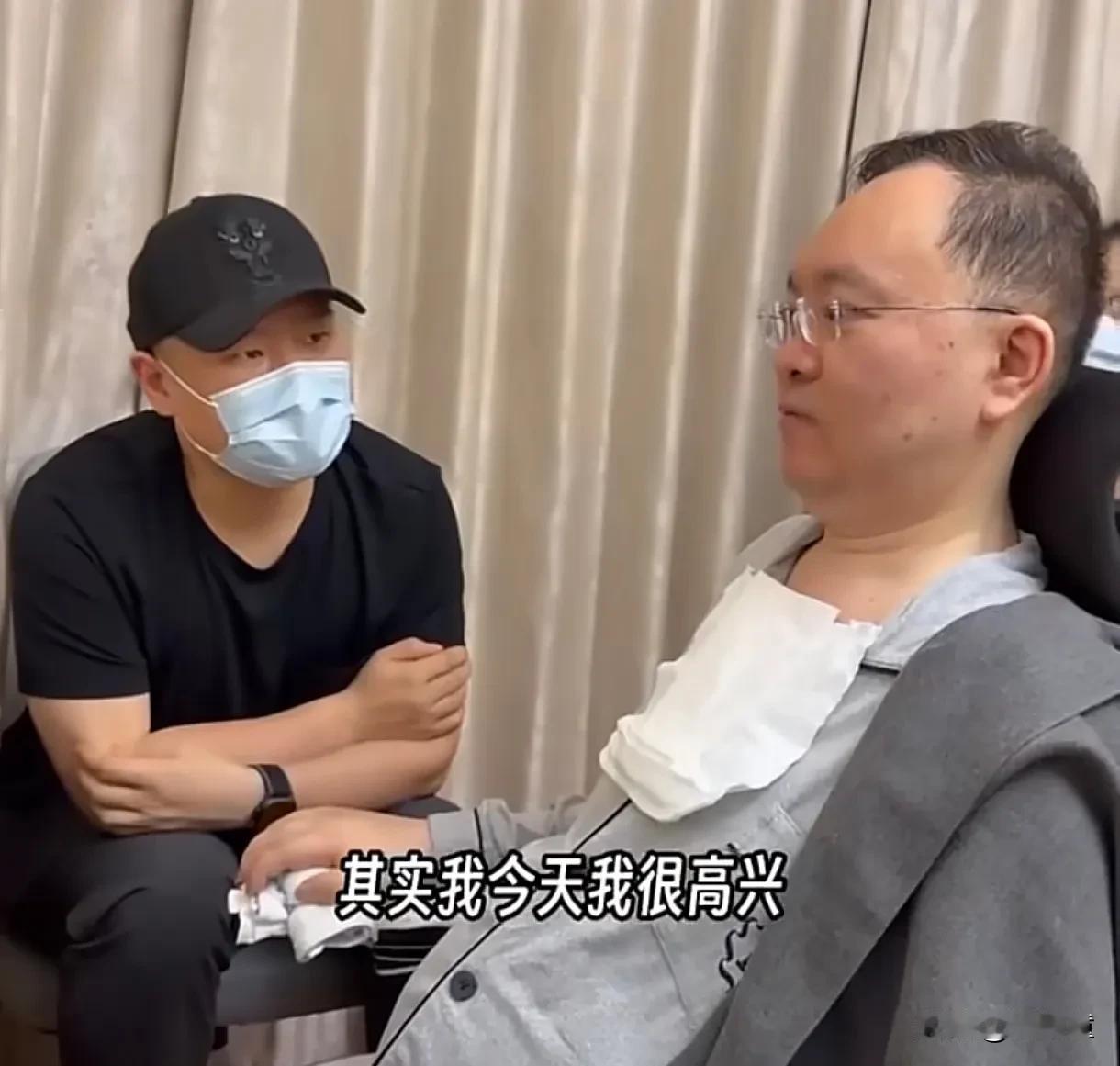 岳云鹏爱笑，却怎么也笑不出来！岳云鹏去看望蔡磊，二人之间也有间短的对话，蔡磊虽