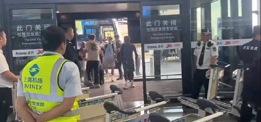 这还怎么得了，申花全队奔赴韩国出战亚冠在机场斯卢茨基被上海球迷贴脸炮轰。从这段
