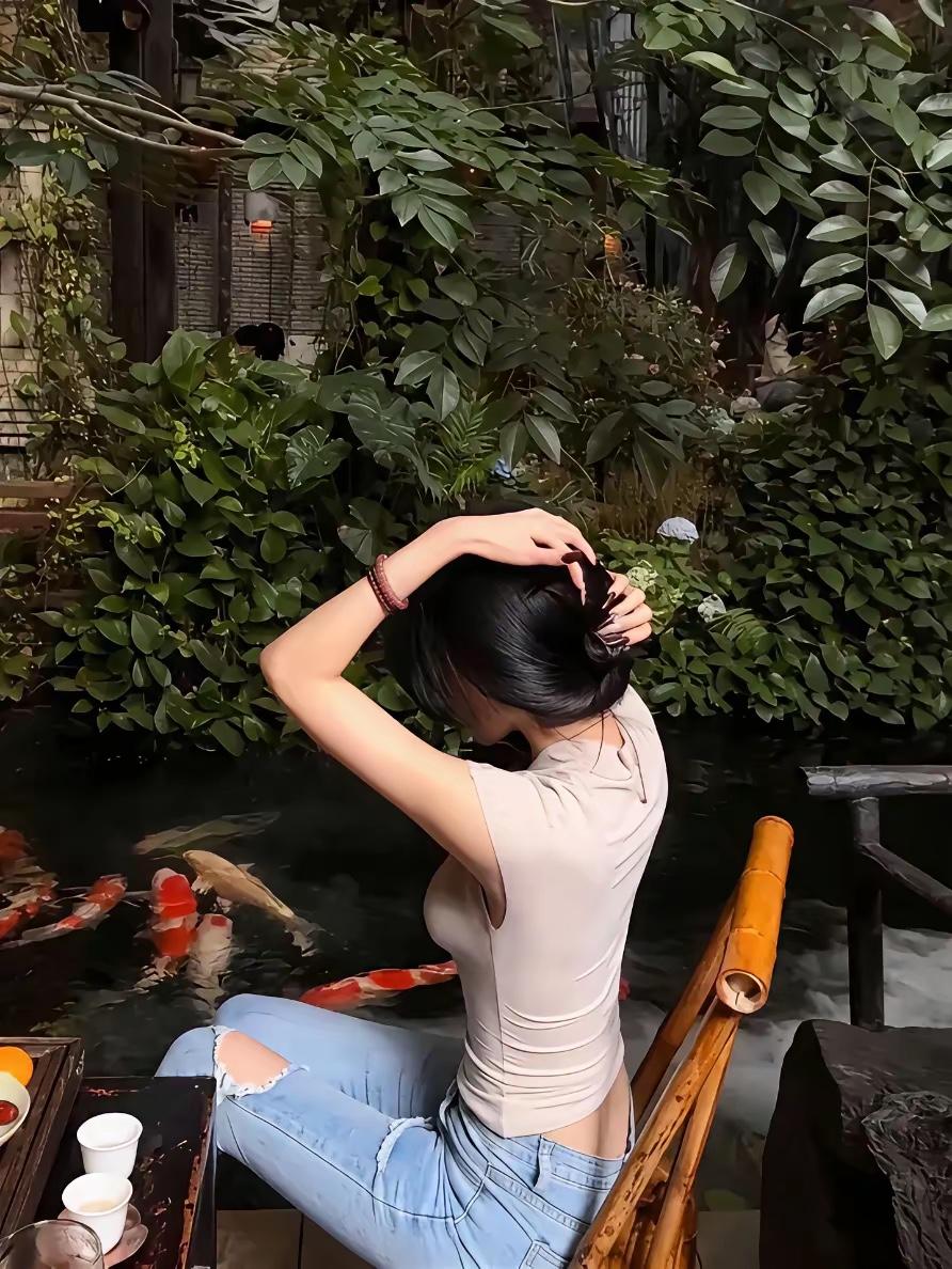 在宁静的庭院里,享受与自然的亲密时光。