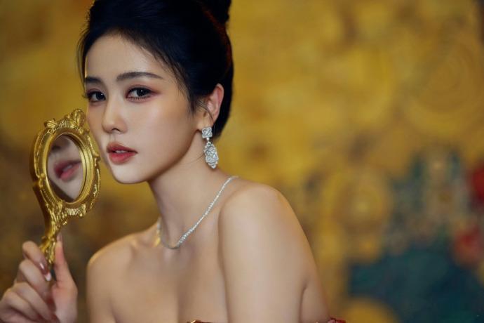 白鹿红珀油画妆白鹿时尚芭莎妆造好喜欢白鹿这个红珀油画妆的氛围感，不刻意夸张，色彩