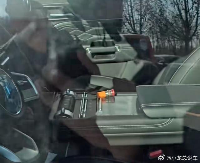 坦克300新款内饰曝光，终于把原来那祖传“细棍”换成粗壮三辐了！怀挡保留，双屏继