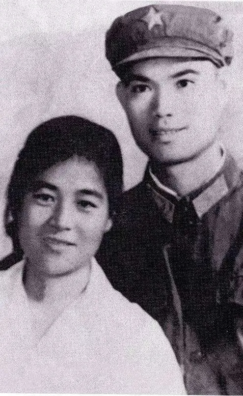 1971年，22岁的李玉枝嫁给了战斗英雄麦贤得。每天晚上睡觉前，李玉枝都也要用布
