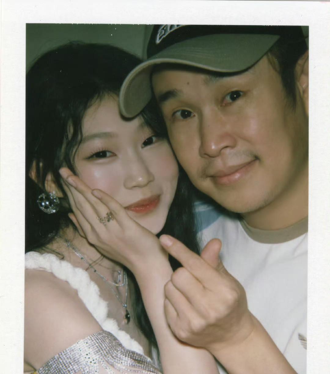 小沈阳和女儿沈佳润nina的合照，父女两个合照看起来温馨极了，觉得沈佳润长得好高