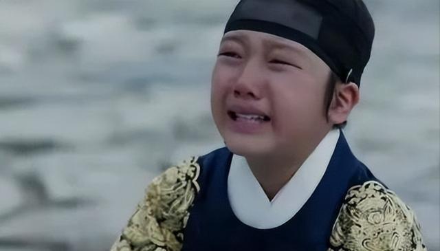 1762年，朝鲜最变态国王英祖李昑，亲手把自己唯一儿子李愃钉进米柜，让人不许给他