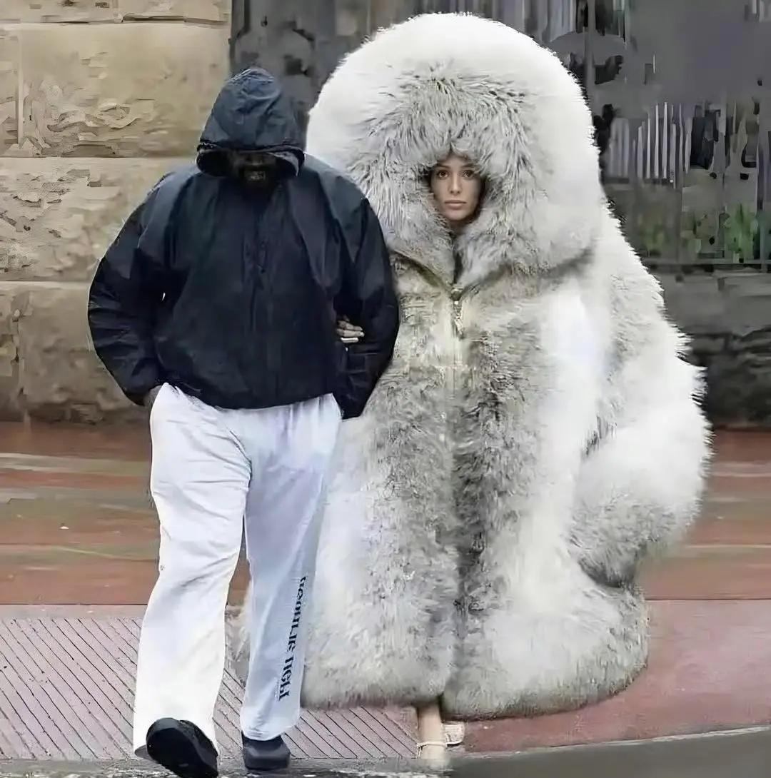 永远也看不懂侃爷和他老婆的时尚。每次亮相都惊掉人下巴。