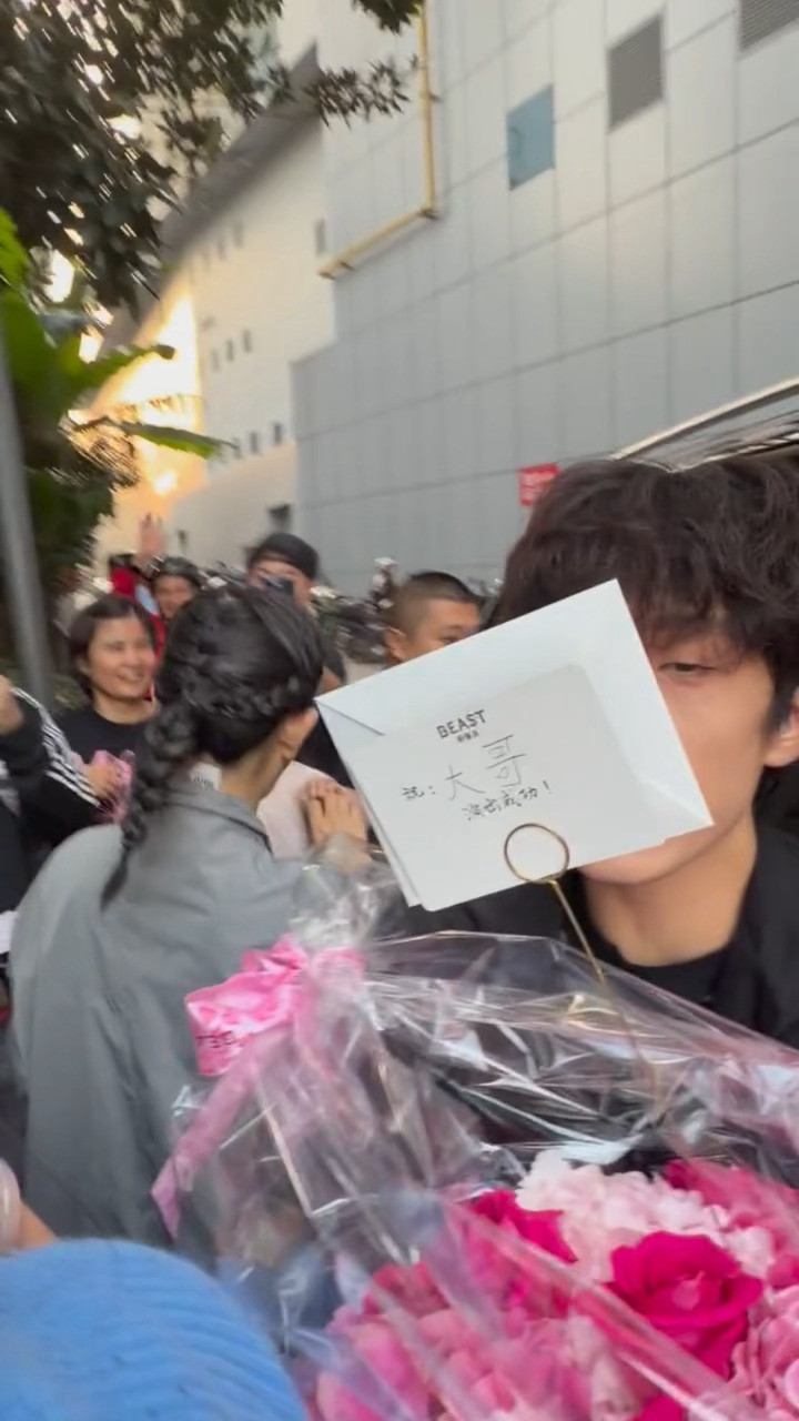 赵丽颖给谢娜话剧演出送花篮最好的大哥二弟！💧​​​