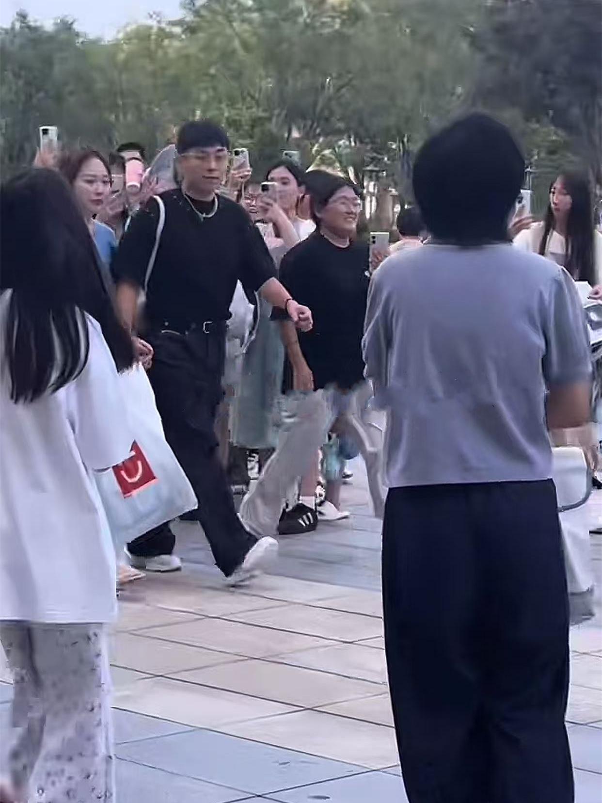 德云社九字科当红演员张九南带着新婚妻子看话剧，被场外观众追着拍摄，南嫂都要害羞了