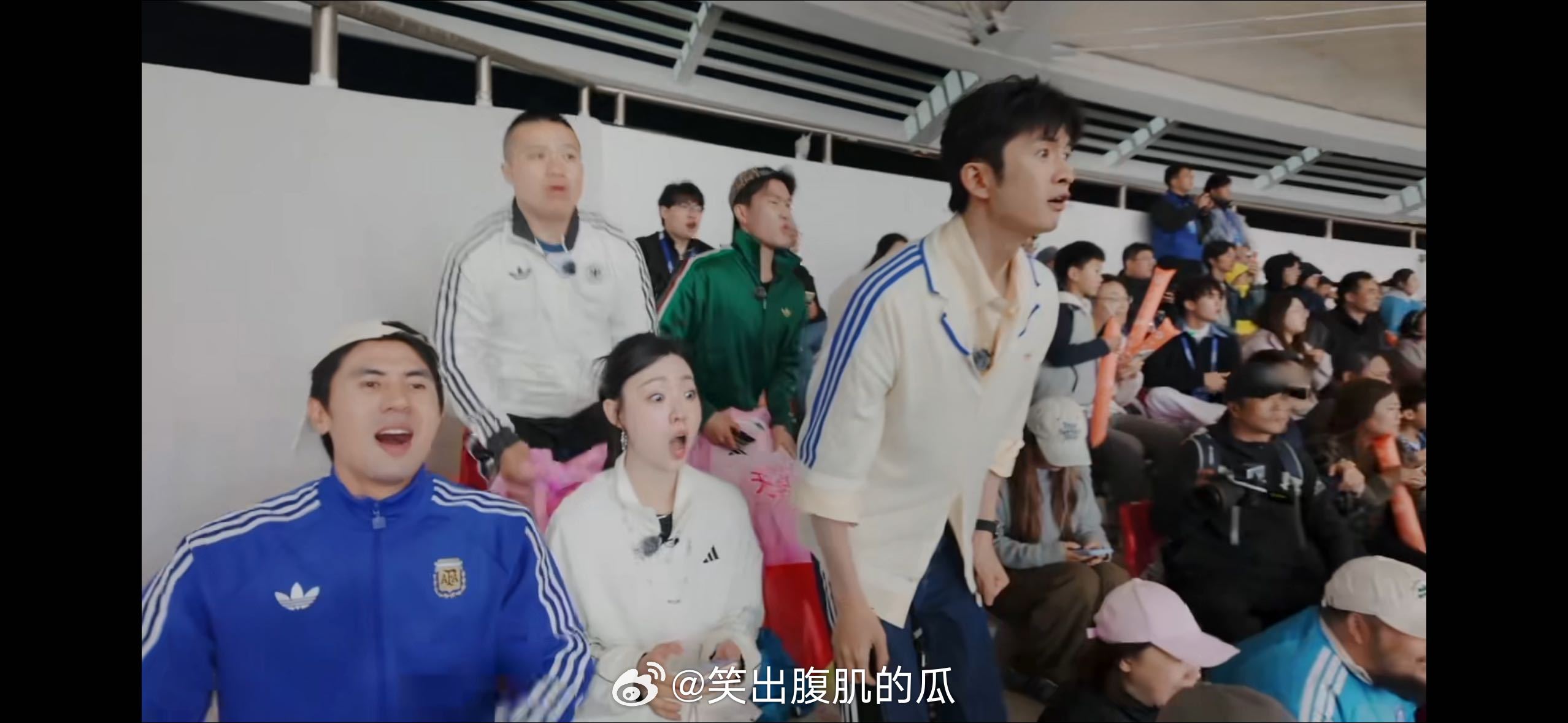 管乐看苏超忘记支持哪个队了看管乐看苏超，她像个走进玩具博物馆的小朋友。球场上各