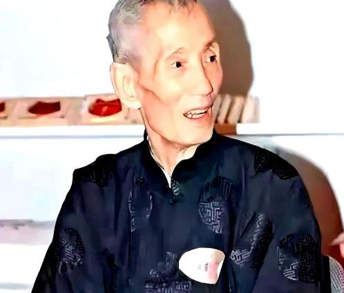 香港有个叫陈朗的风水师，2007年他最后的日子里，病房里挤满了人，都是身价过亿的