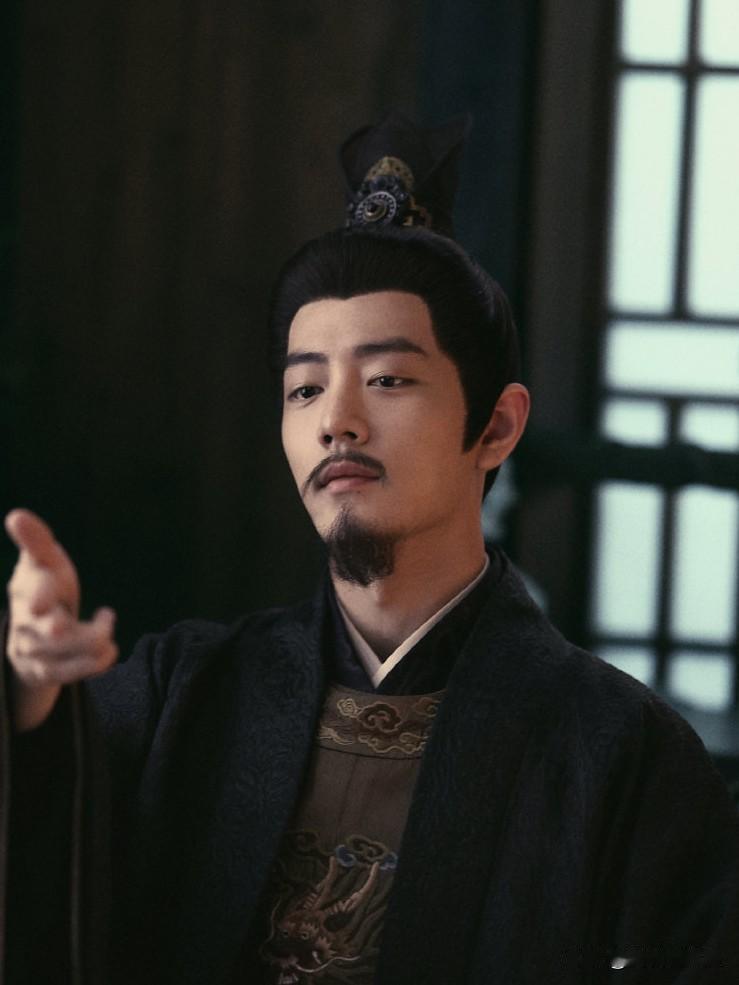 突然发现肖战挺矛盾的你说他势利吧，陈情令一直占在那里纹丝不动，感觉他挺感恩的。