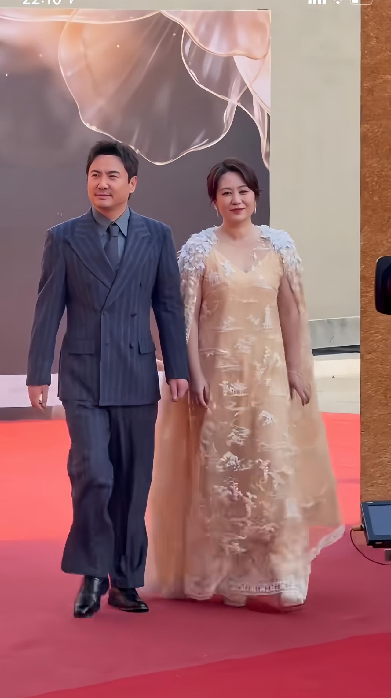 说句大逆不道的话，看沈腾和马丽一起出席电影盛典，两人的穿着打扮、体型、甚至微表