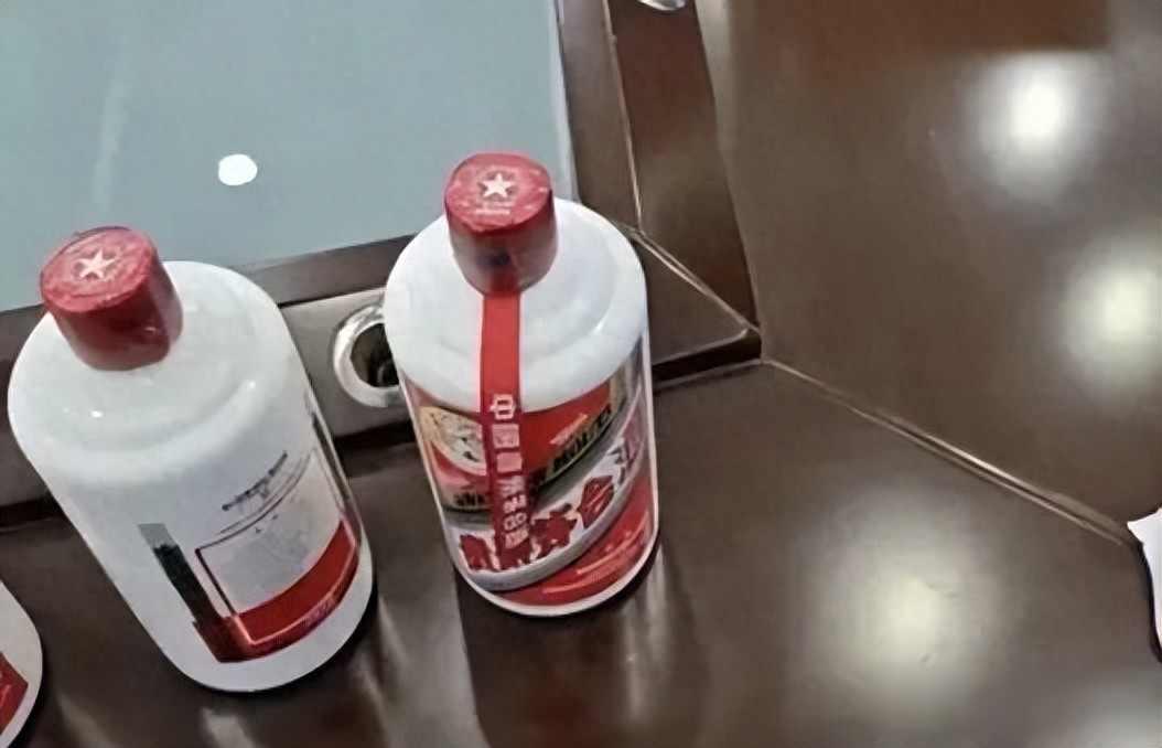 茅台宴请变“李鬼”局？服务员偷梁换柱，酒业黑幕何时休？那天晚上，王先生在闵行