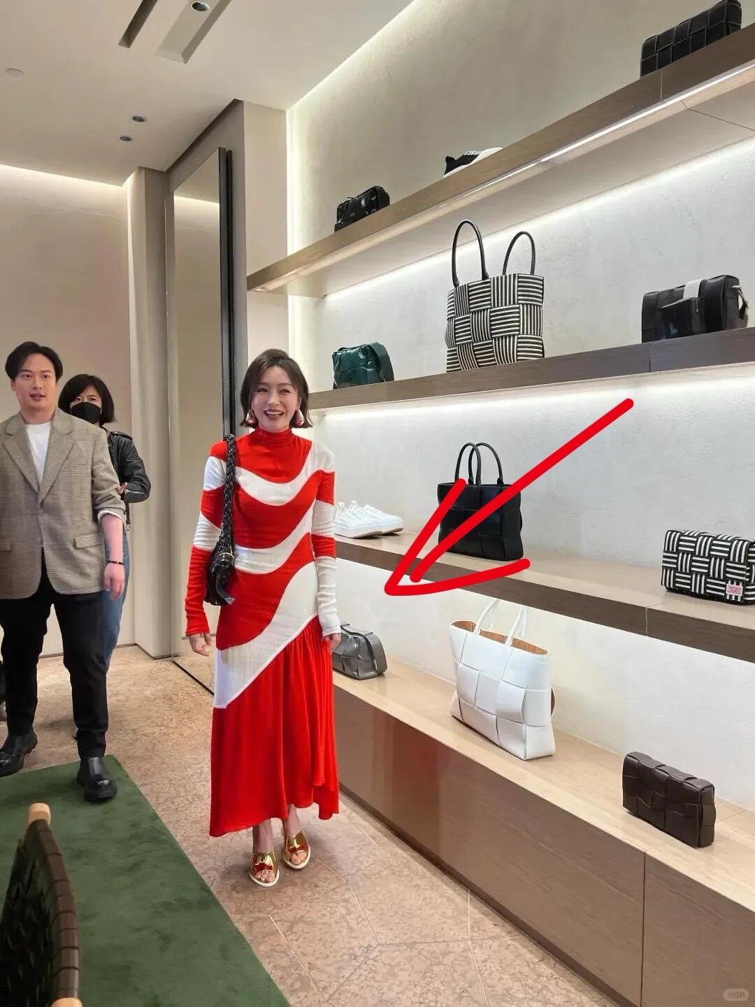 差点以为秦岚穿的奥特曼的衣服…..