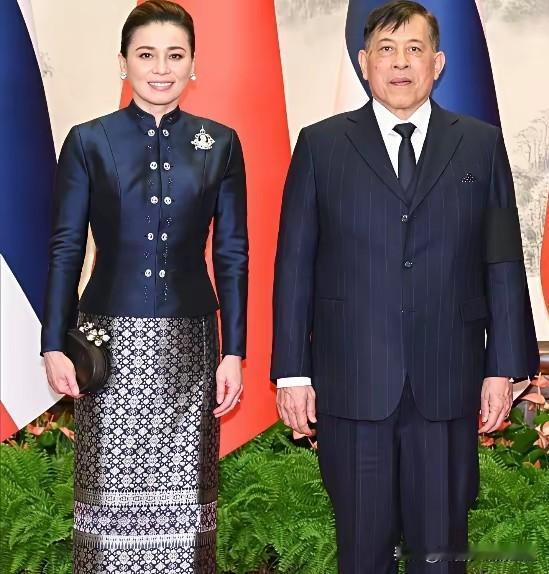 泰国王后出席北京仪式，为啥一身旧衣却赢麻了？】75后的苏提达王后真不简单！4