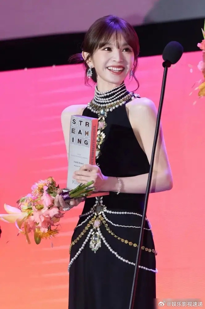 宋威龙、田曦薇，釜山拿了个人气奖。粉丝圈里，一片沸腾。700多万票，断层第一。听