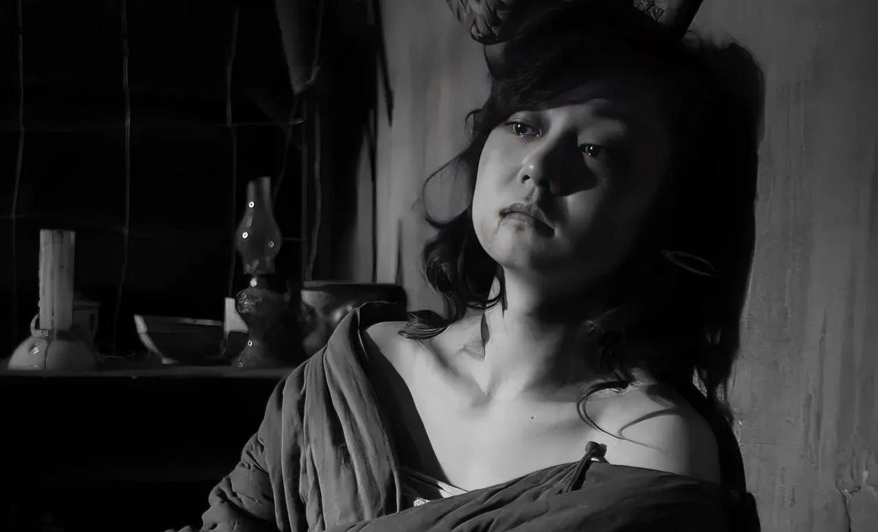 1945年，日军投降后，一个骨瘦如柴的中国女子从日军宪兵大队被释放了出来。她