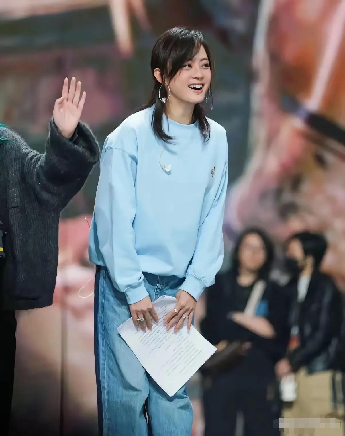 孙俪春晚彩排，半扎丸子头，清纯唯美，这状态也太绝了～浅蓝色卫衣衬得她皮肤白皙透