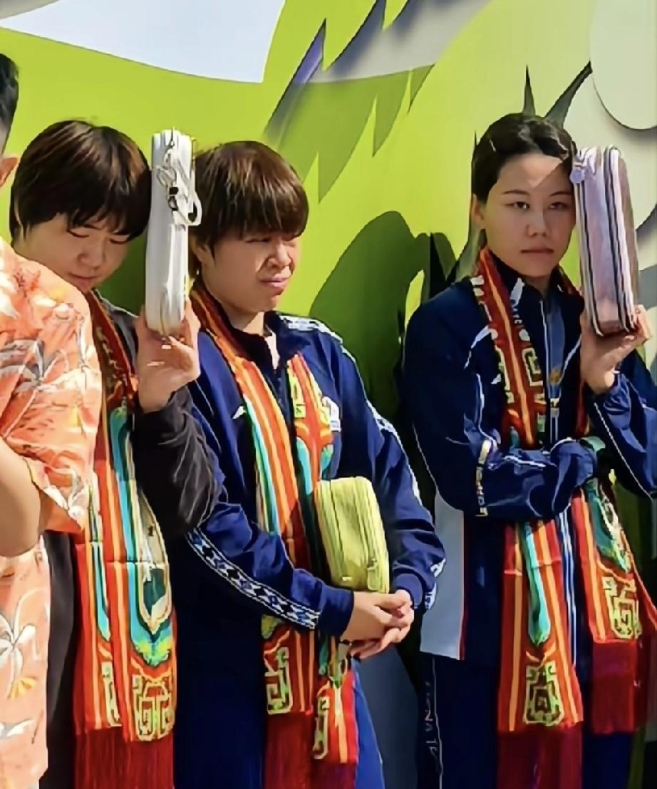 海口的太阳太不客气了！国乒队员参加户外进行的国球进公园活动，直接把林诗栋、王艺迪