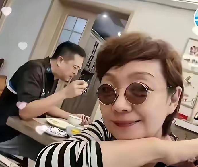 刷到王海燕晒的和张嘉译在家吃饭的随手拍，我瞬间就被这股没半点表演痕迹的烟火气戳中