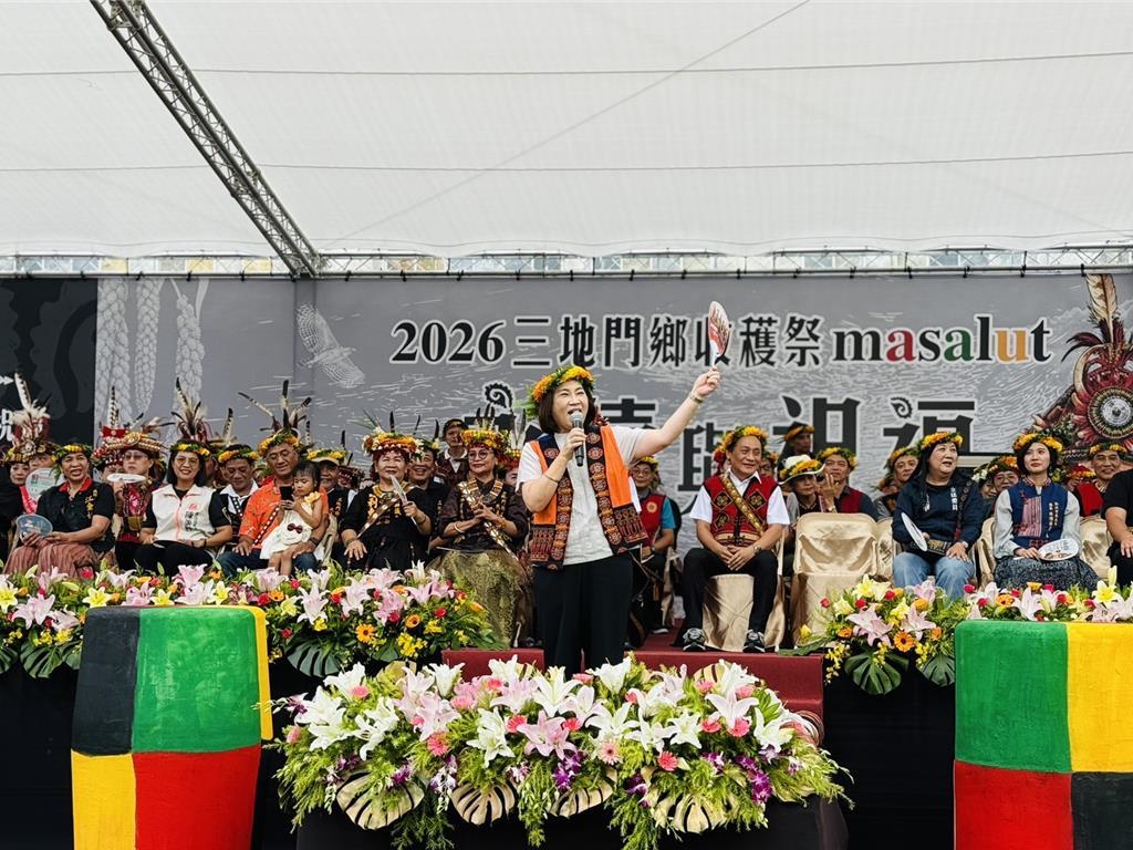 屏东选战的蓝绿攻防再度升温，国民党的台中“母鸡”卢秀燕9日带着地方执政的声量南下