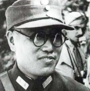 辽沈战役中，廖耀湘让宪兵枪毙作战不力的师长戴海容。戴海容看到宪兵后，命令卫兵：“