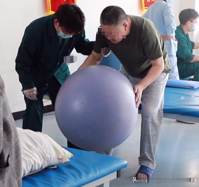 揭秘：上肢功能恢复缓慢的三大关键原因！在偏瘫的康复过程中，许多患者都会发现一个