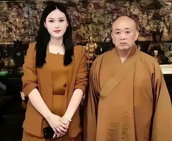 穿着僧衣搂姑娘，佛祖吓得跳高墙。边上卖香烛的王大爷直咂嘴："这哪是和尚？比我闺