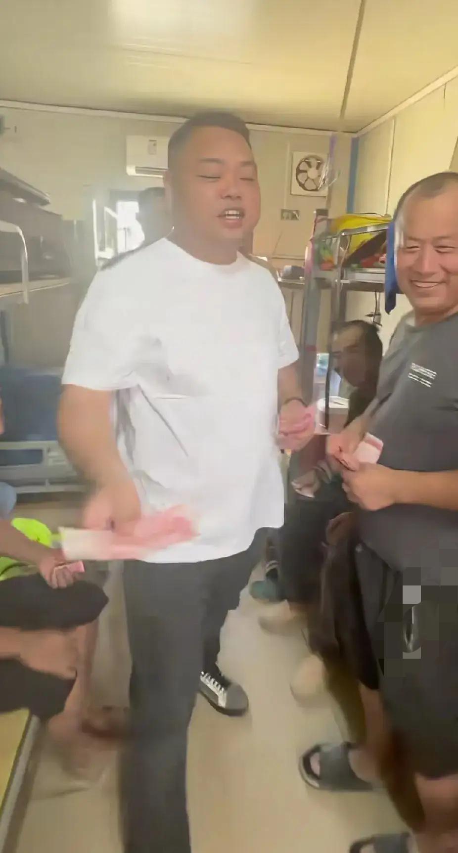 下班回到宿舍的一群农民工，正要准备去吃饭时，突然看见老板走了进来，接下来的一幕，