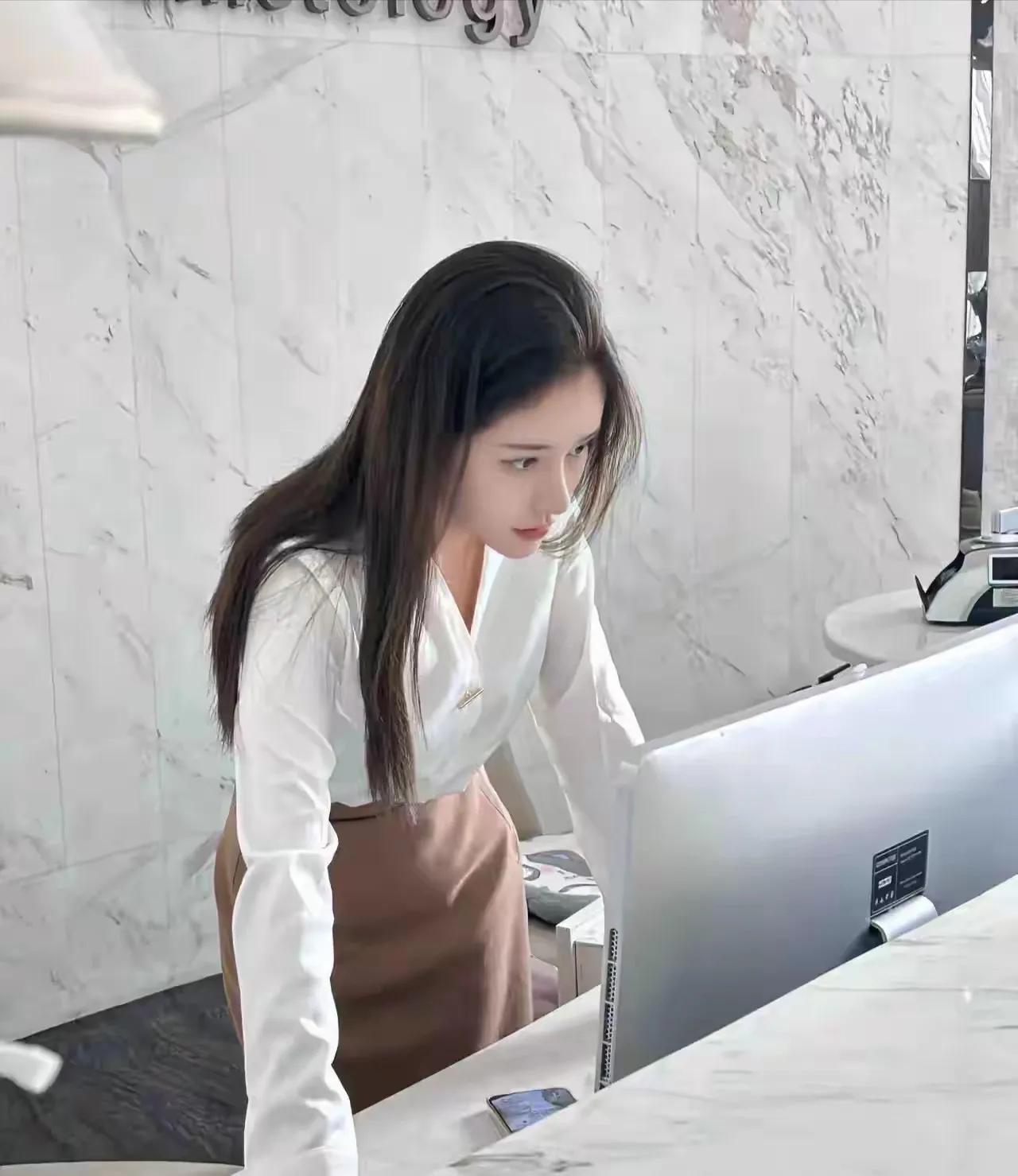 老总第一次带女秘书出差，当天晚上就要她陪睡，结果被女秘书狠狠扇了两巴掌。今年6