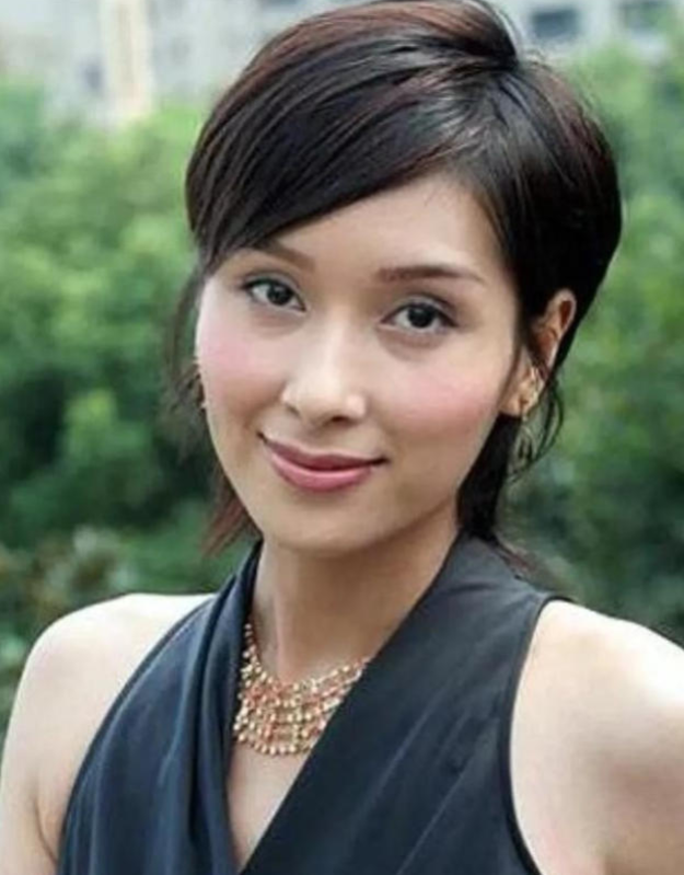2001年，40岁上海富豪周正毅对27岁的杨恭如一见倾心，于是疯狂追求，豪掷30