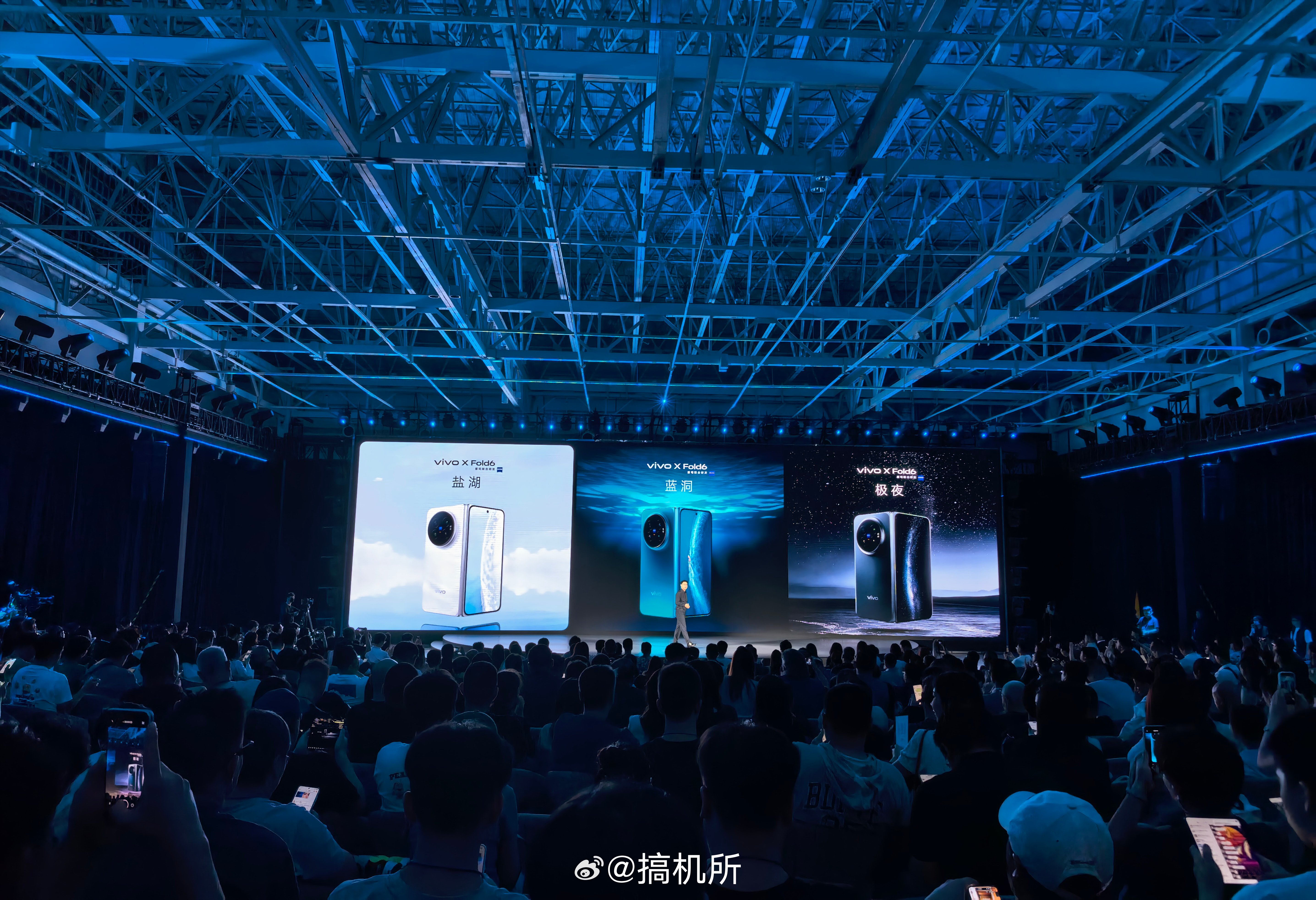 vivoXFold6这次有蓝洞、盐湖、极夜三款配色。我更喜欢盐湖，耐看也更百
