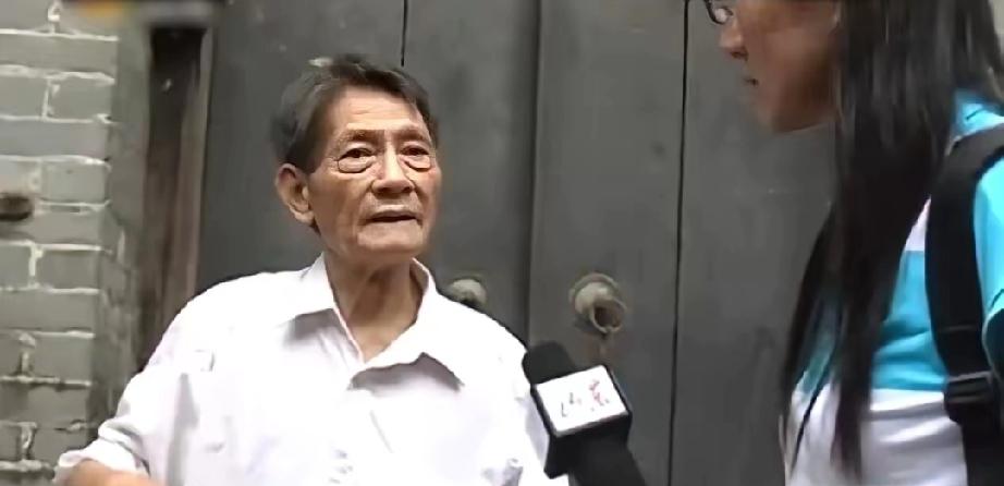 73岁的低保户梁诗伟做梦都没想到，他家漏雨的老屋瓦片下，藏着一个足以买下半个国家