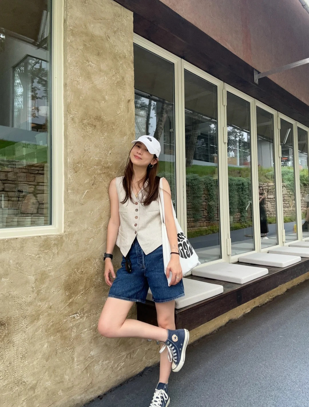 休闲随性夏日街拍，这样的穿搭很好看呀！V领的修身短马甲是今年夏天很受欢迎的一个单品，在这里搭配了一条