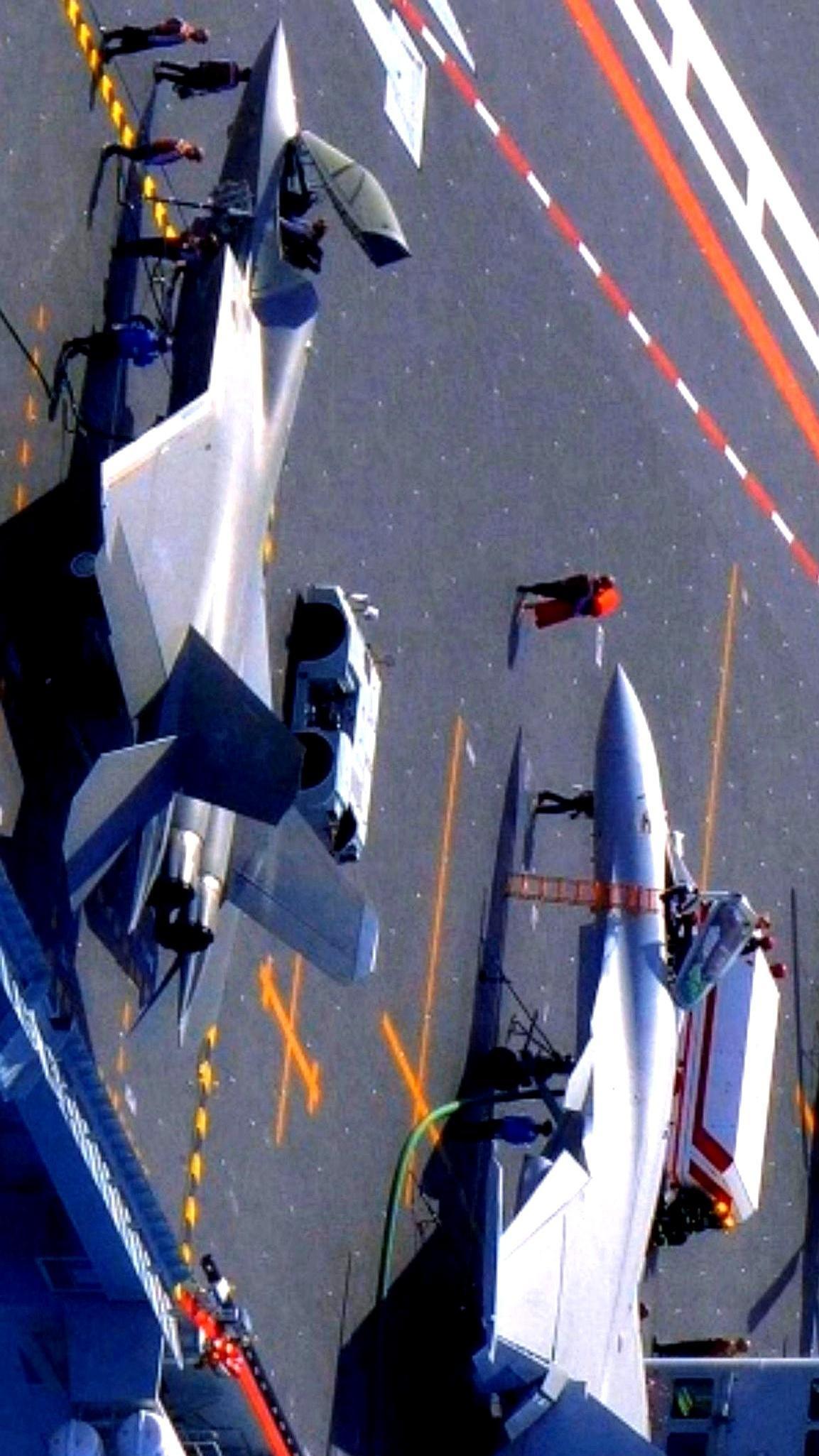 “福建”号航母甲板上，舰载战斗机的区别之一就是，歼35采用的内置登机梯，飞行员踩