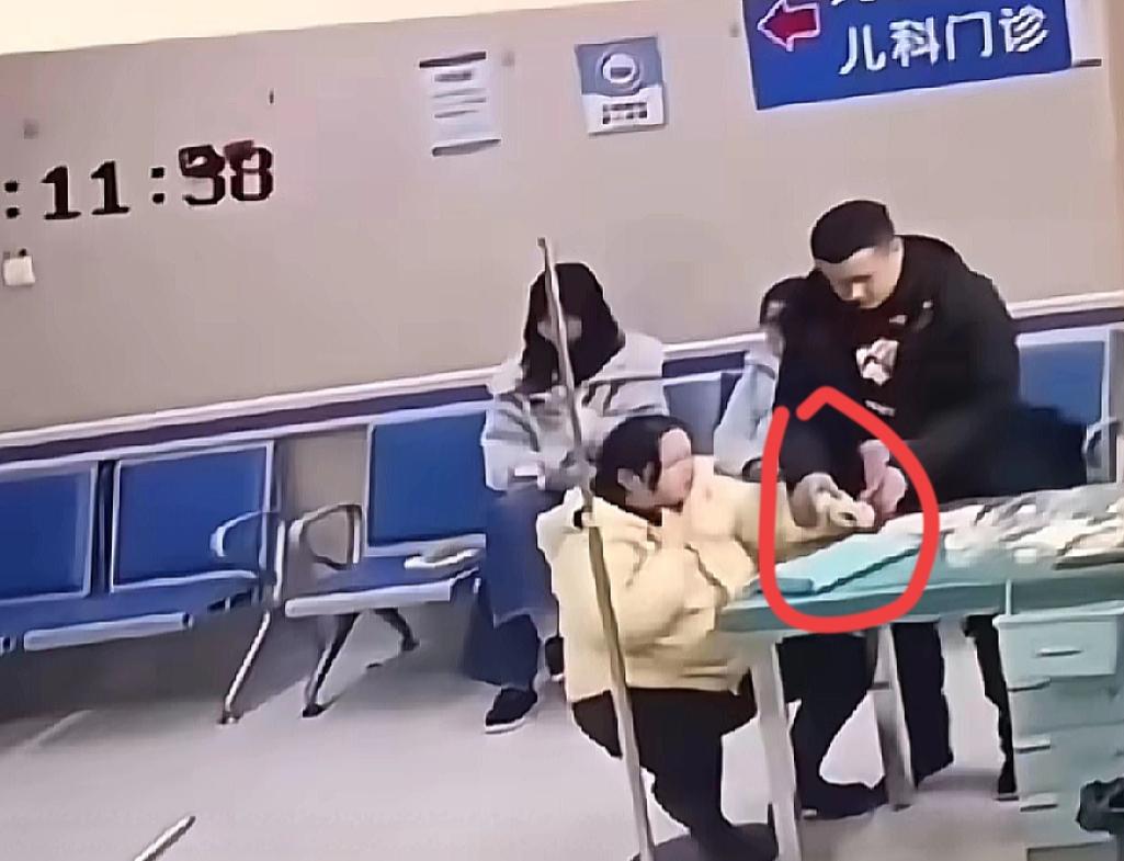 湖南益阳27岁女子输液死亡的事儿大家都看了吧！大年初四，只是小小的扁桃体发炎，丈