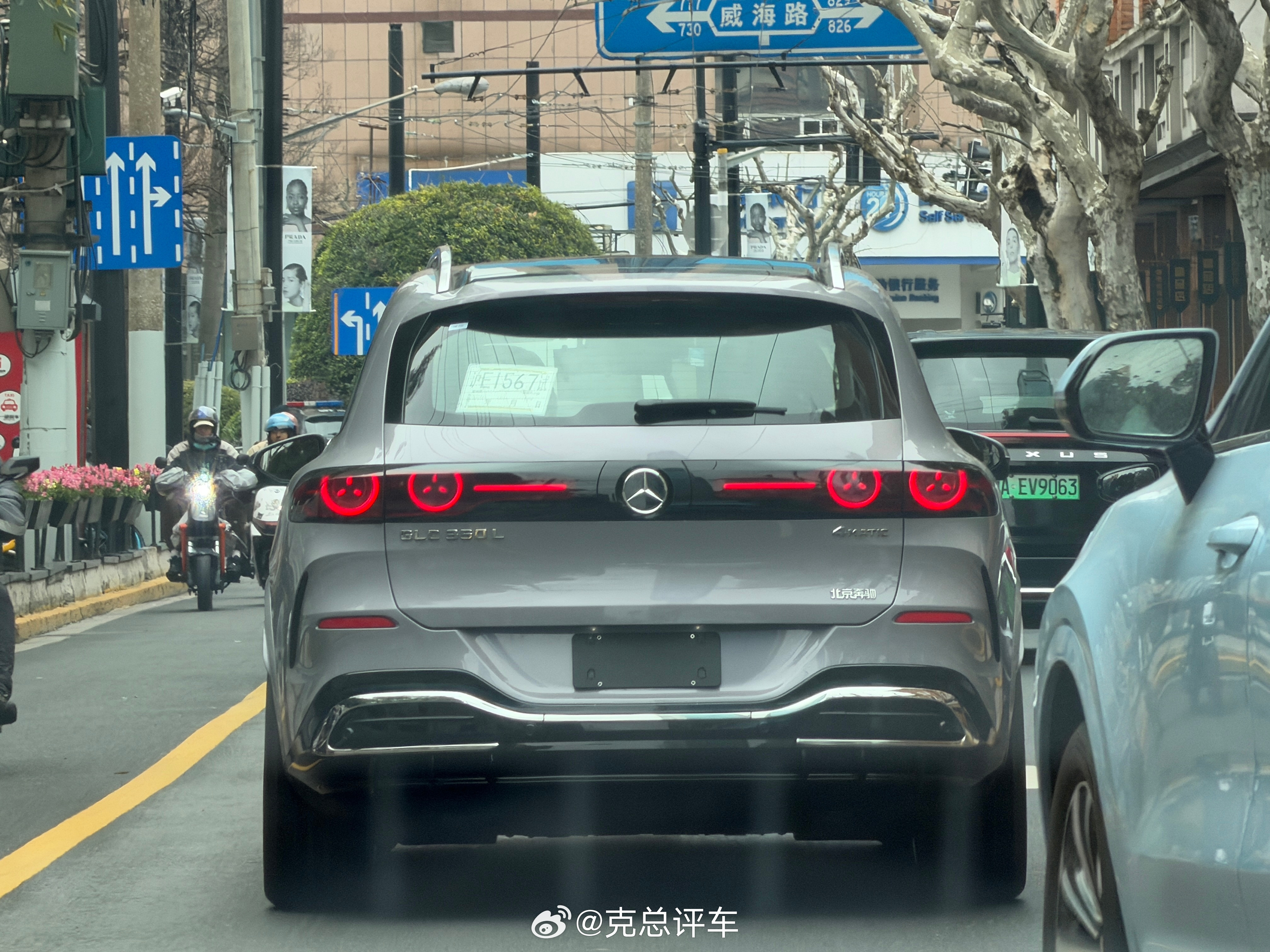 看到一台GLC330L新款…奔驰