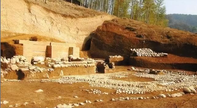 2009年10月，浙江省东阳市金交椅山半山腰处，挖掘机操作员刘某在作业过程中，意