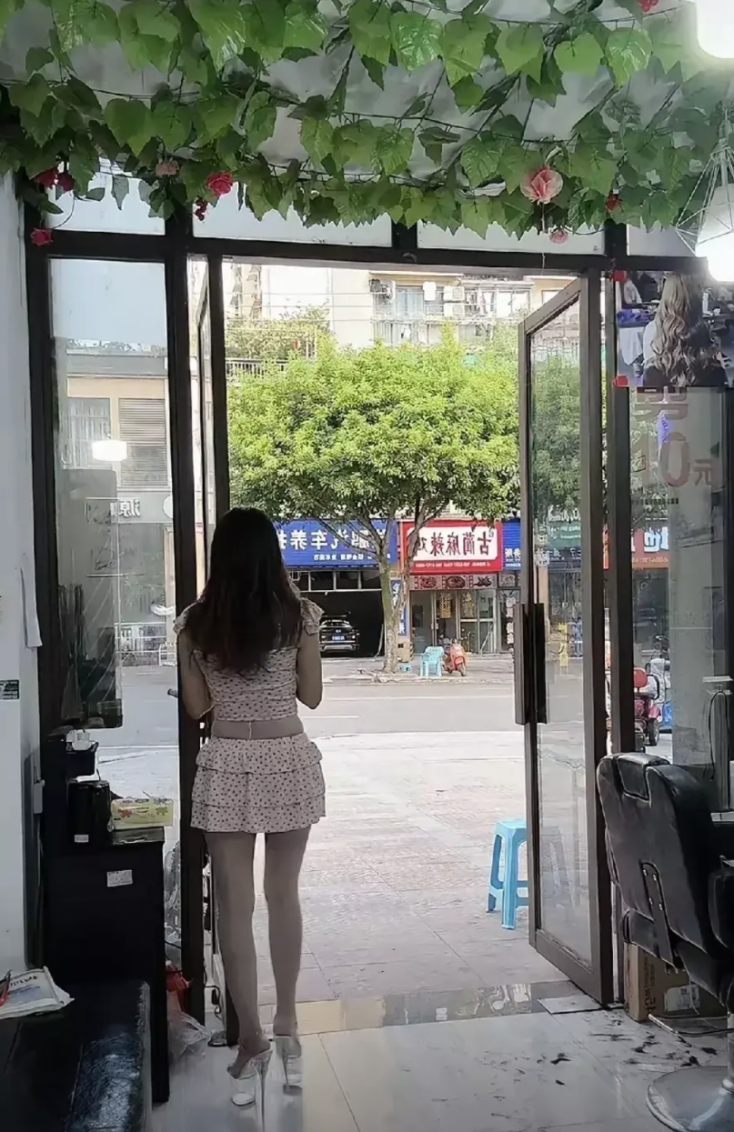 河南郑州，有一名男子周末不用上班，在出门逛街的时候，经过一家美容美发店，看到美发
