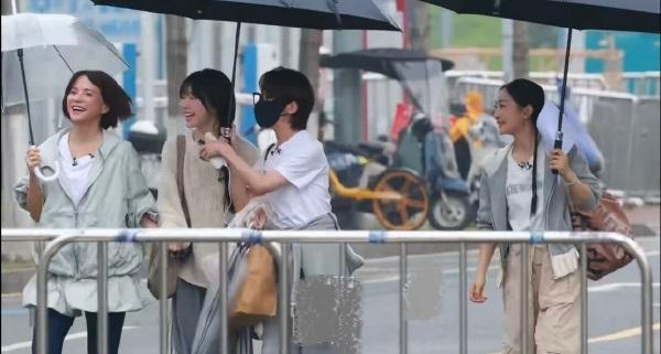 最近李心洁和李小冉一起录制浪姐，两位都搭配的很有潮流时尚感，也很有姐妹范儿。