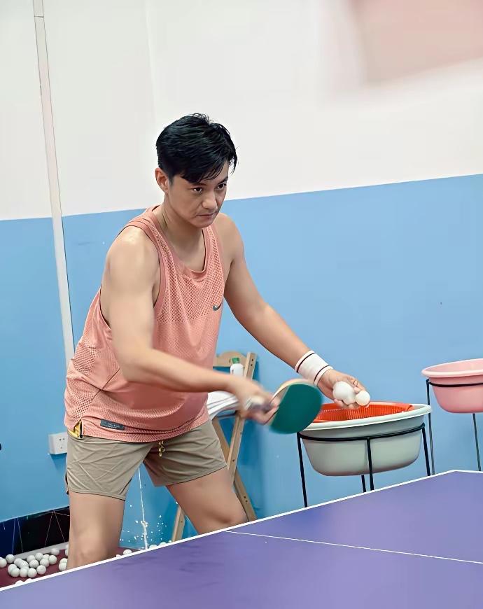 周一围打球的动作像极了专业的