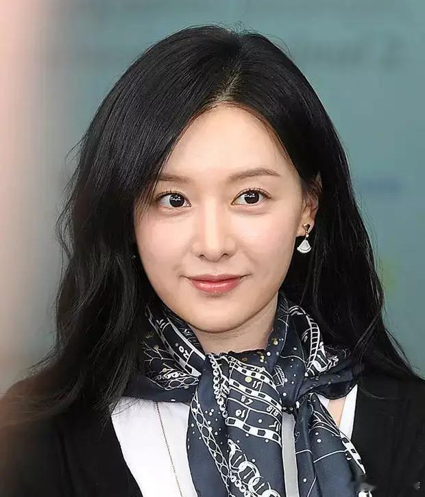 金智媛素色大衣现身机场，淡妆典雅和粉丝打招呼​​​